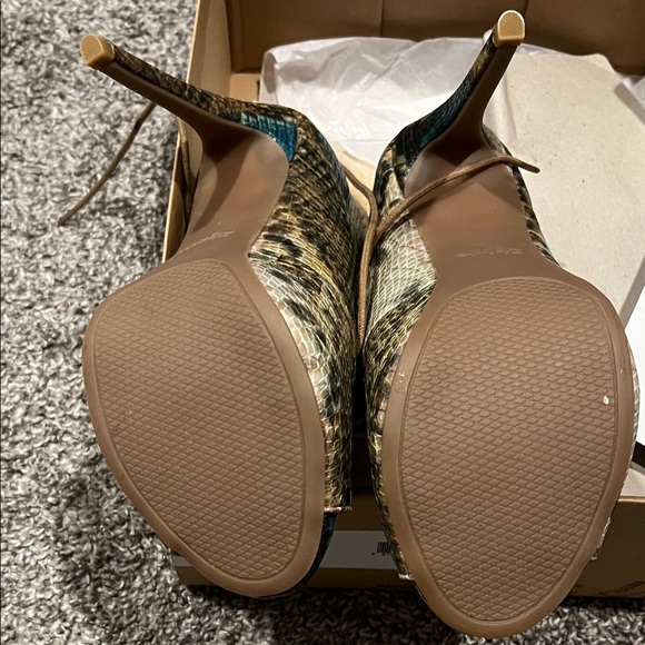 Stylish Snakeskin Lace-Up Heels - Picture 3 of 5